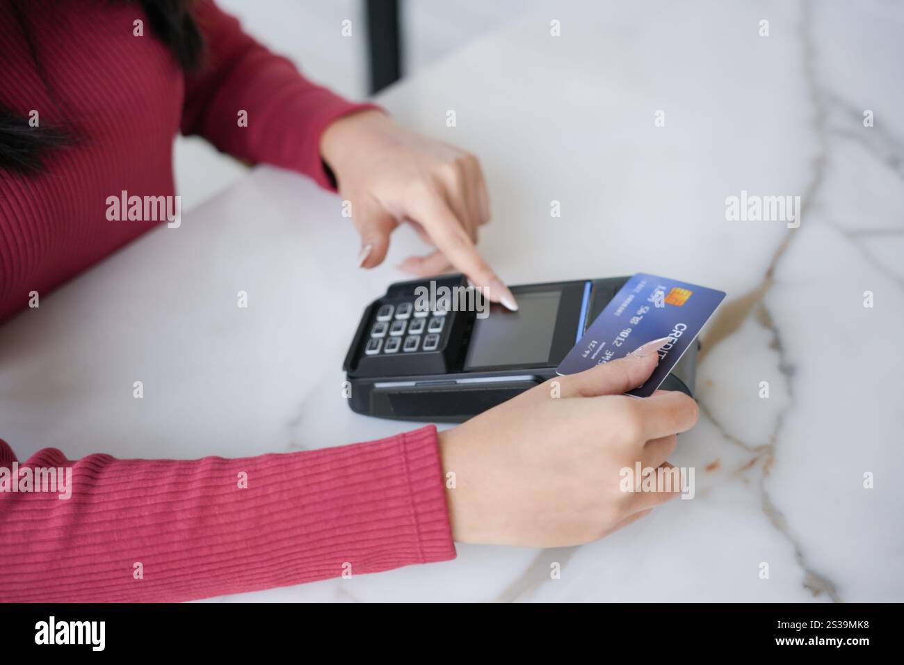 Kontaktloses Bezahlen mit Kreditkarte mit Touch Settlement Bezahlen für Shopping nfc Technologie Transaktion bargeldlose Technologie und Kreditkarte Stockfoto