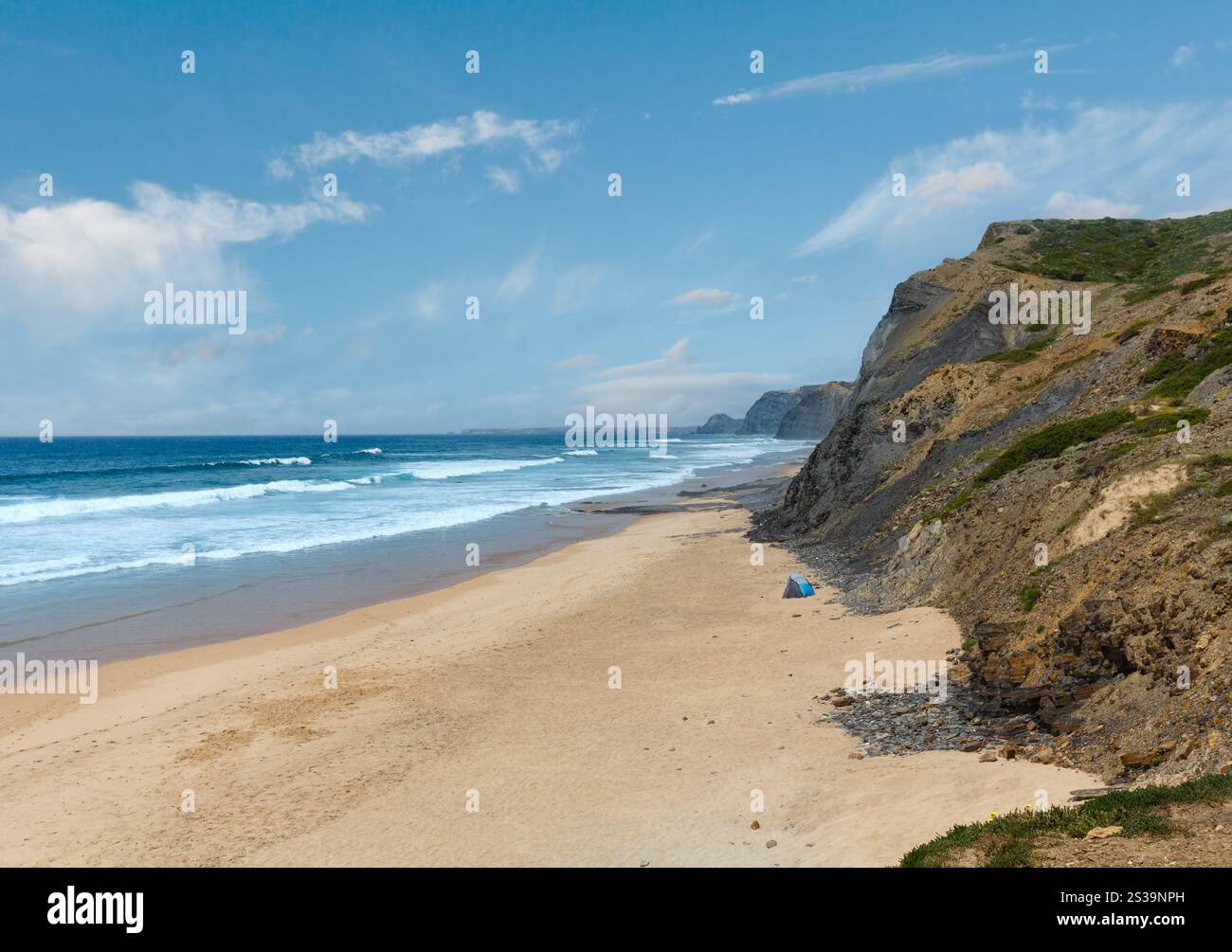 Sommer-Atlantik Küste Landschaft (Cordoama Strand, Algarve, Portugal). Stockfoto