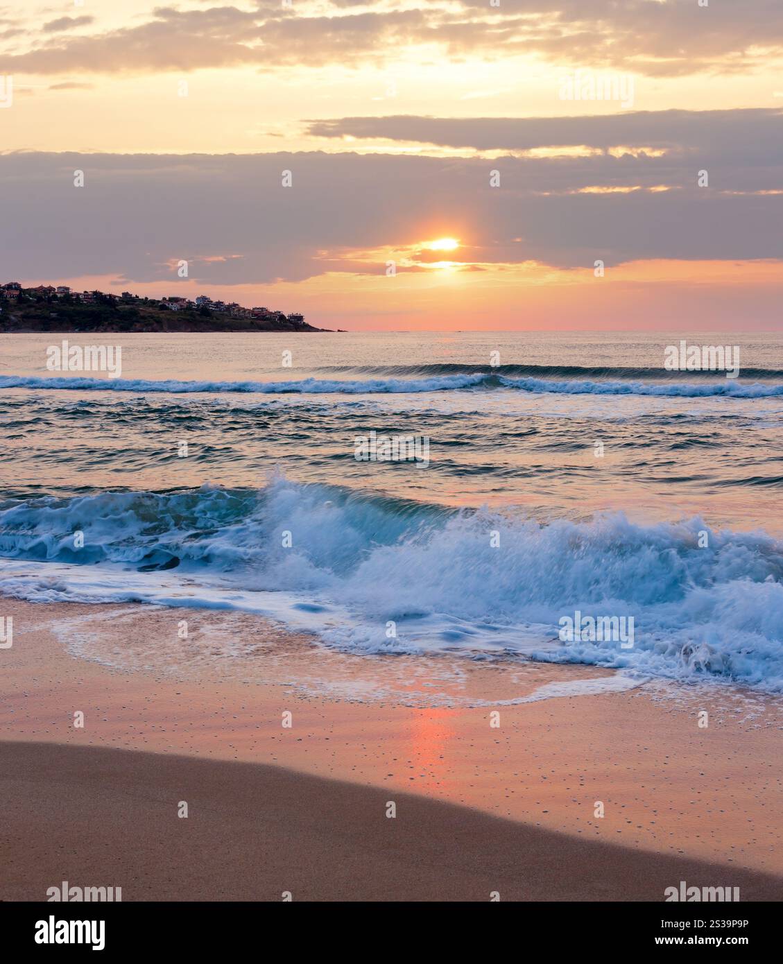 Schönen Blick aufs Meer Strand Sonnenaufgang mit Reflexion der Sonne auf dem Wasser. Stockfoto
