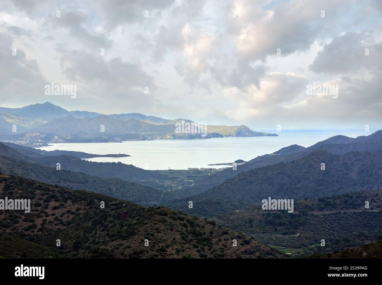 Panorama Sommer Blick auf Cadaques Bucht (Spanien) von Mountain pass. Stockfoto