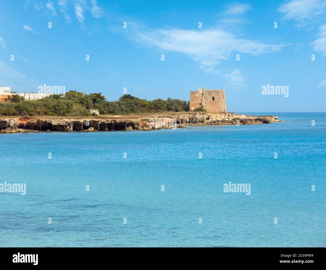 Torre Specchia Ruggeri Blick vom Ionischen Meer Sommer Strand (Region Lecce, Apulien, Italien) Stockfoto