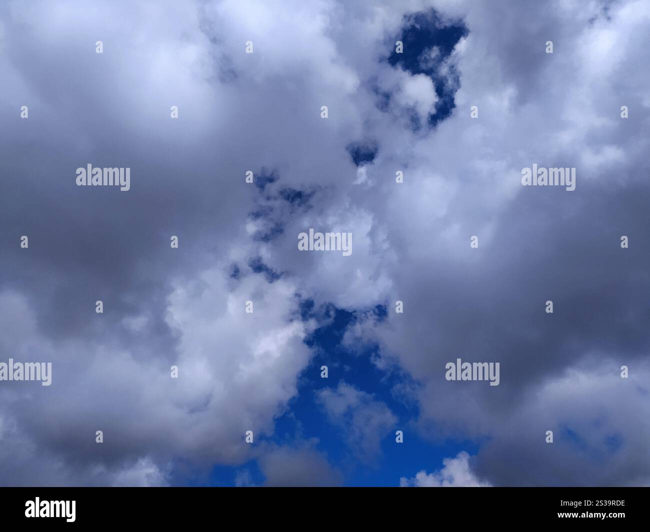 Klare blaue Himmelstruktur und weißer flauschiger Wolkenhintergrund. Die Sonne scheint tagsüber im Sommer hell, Meteorologie. Sanftes Sonnenlicht an Stockfoto