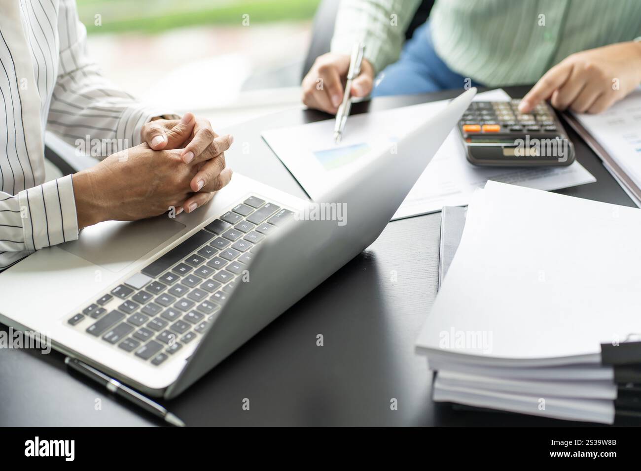 Teamwork Brainstorming Creative Idea Business Projekt. Geschäftsleute treffen sich, machen sich Notizen, während sie diskutieren, um Ideen zu teilen. Stockfoto