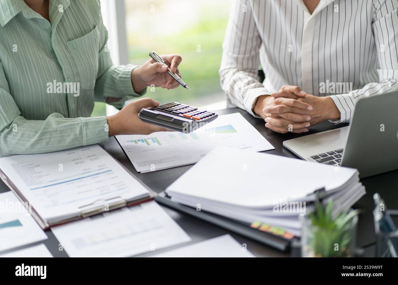 Teamwork Brainstorming Creative Idea Business Projekt. Geschäftsleute treffen sich, machen sich Notizen, während sie diskutieren, um Ideen zu teilen. Stockfoto