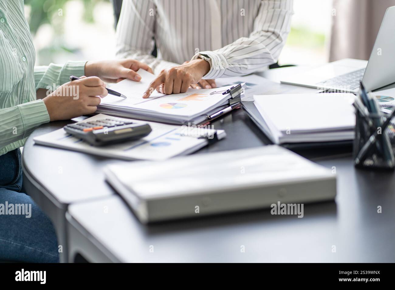 Geschäftsleute treffen sich Designideen professioneller Investor, der ein neues Start-up-Projekt arbeitet. Geschäftsmann und Geschäftsfrau arbeiten zusammen Stockfoto