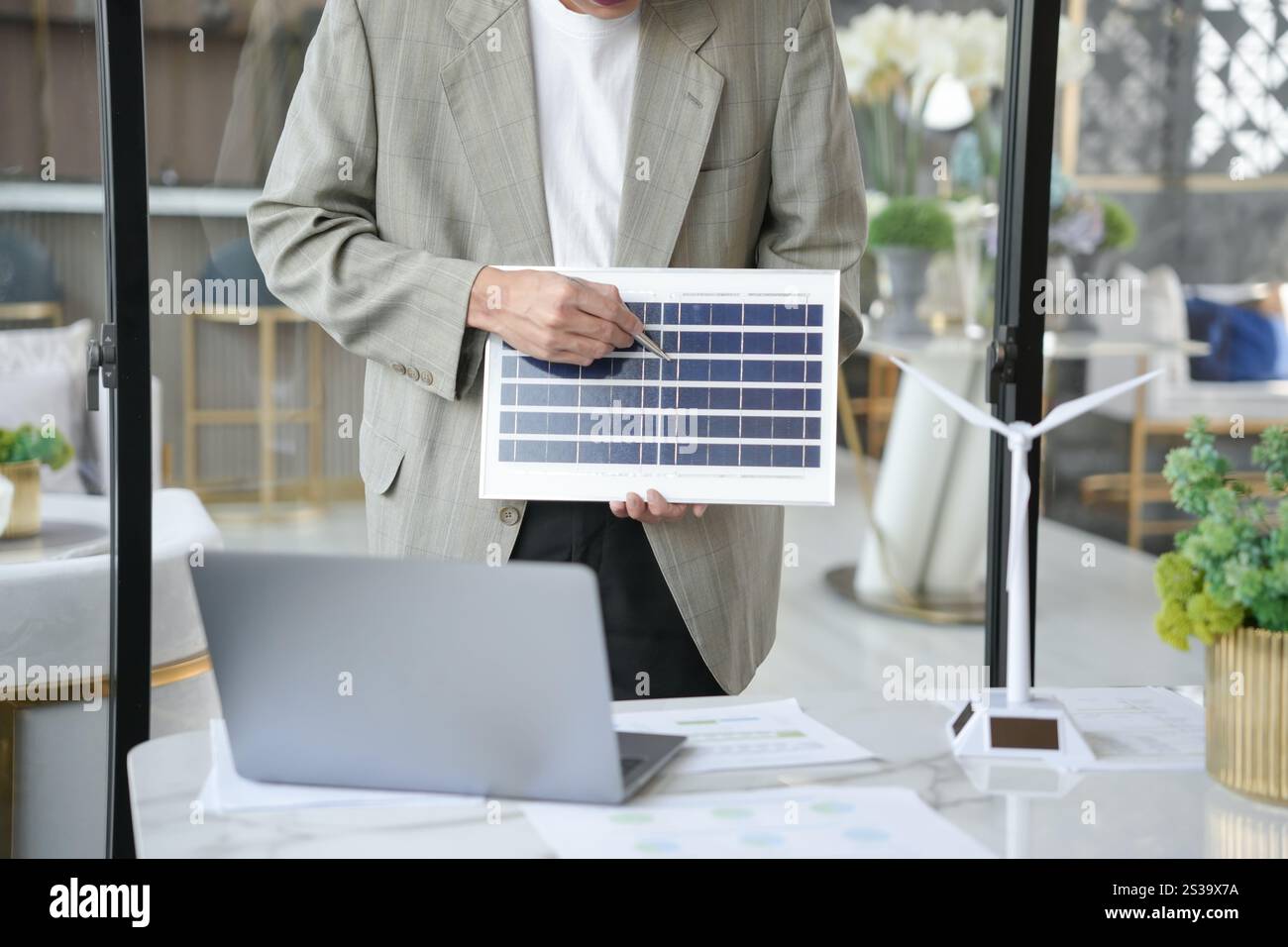 Solarpaneele grüne Energie Geschäftsmann arbeitet grün umweltfreundlich Büro Geschäft kreative Idee Planen Bio Wirtschaft für Unternehmen umweltfreundlich Stockfoto