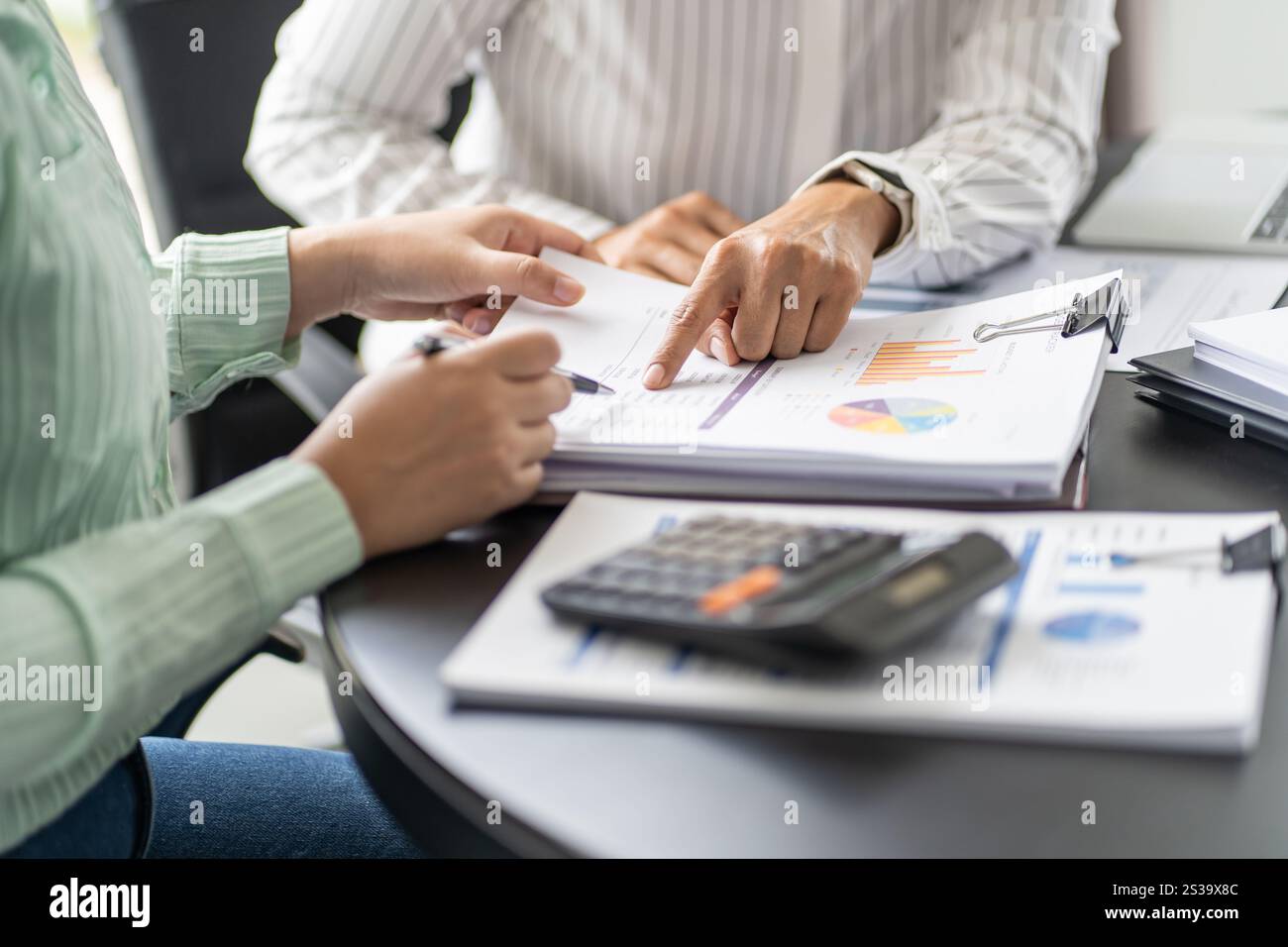 Geschäftsleute treffen sich Designideen professioneller Investor, der ein neues Start-up-Projekt arbeitet. Geschäftsmann und Geschäftsfrau arbeiten zusammen Stockfoto