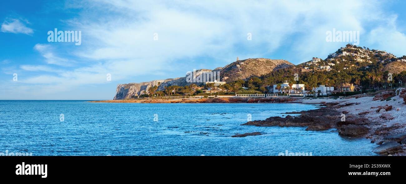 Abend im Sommer Mittelmeer an der felsigen Küste ansehen und Kap Sant Antoni in weit (Denia, Alicante, Costa Blanca, Spanien) Stockfoto