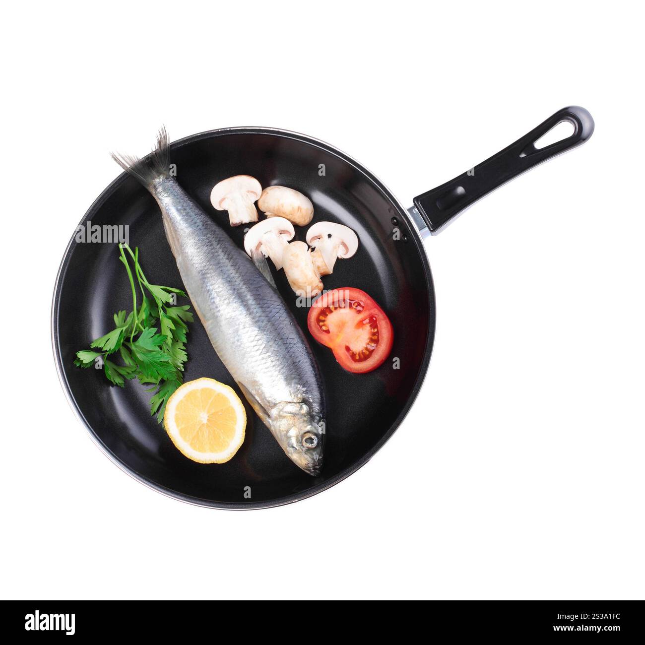 Fisch in der Pfanne mit Gemüse isoliert auf weißem Hintergrund. Fisch in der Pfanne mit Gemüse Stockfoto
