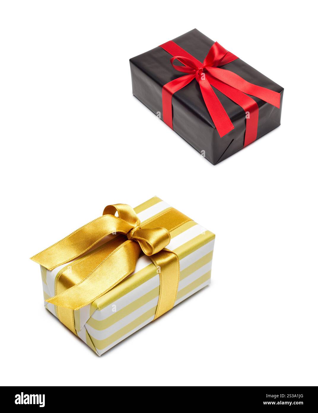 Geschenkbox in goldenem Duo-Ton mit goldenem Satinband und Schleife isoliert auf weißem Hintergrund. Geschenkbox in goldenem Duo-Ton mit goldenem Satinband Stockfoto