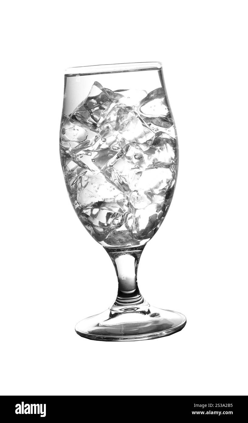 Nassdurchsichtiges Glas mit Eisisolierung. Durchsichtiges Glas mit Eis nass machen Stockfoto