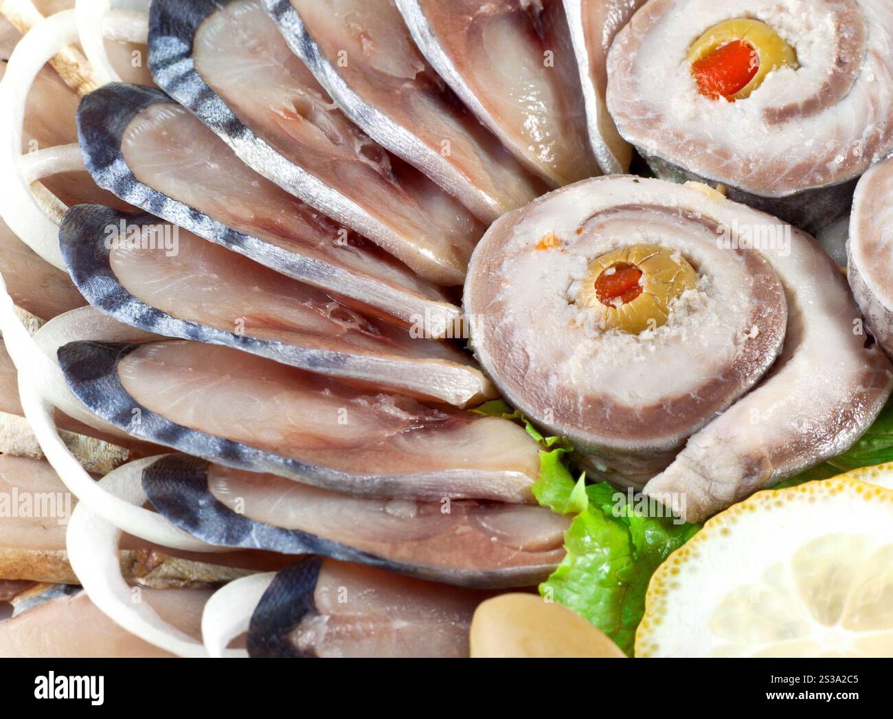 Verschiedene in Scheiben geschnittene Fische aus der Nähe. Verschiedene in Scheiben geschnittene Fische Stockfoto