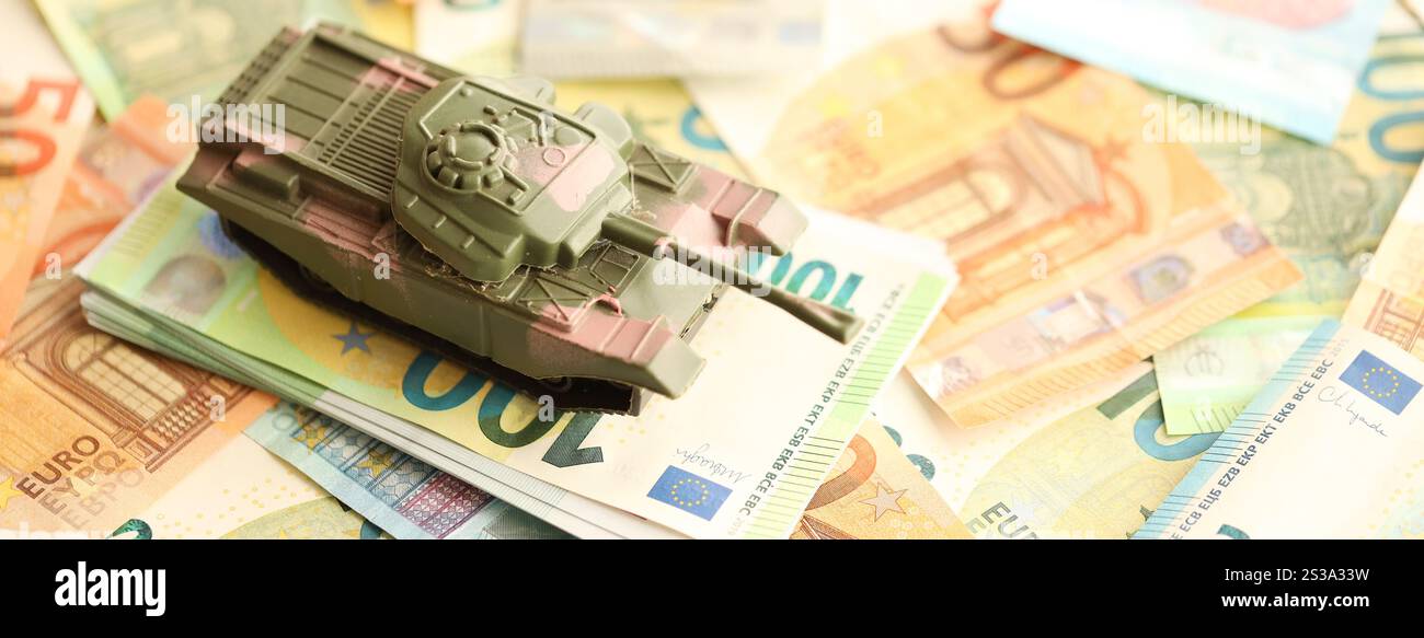 Viele Euro-Banknoten und Tanks. Viele Rechnungen von eu-Währung und grünem Tank aus der Nähe. Viele Euro-Banknoten und Tanks. Viele Rechnungen von Europäern Stockfoto