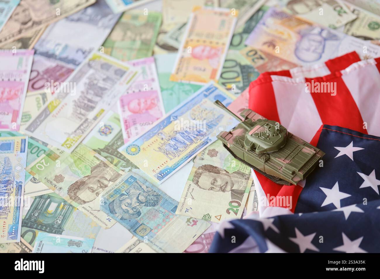 Panzer auf der Flagge der Vereinigten Staaten auf vielen Banknoten verschiedener Währungen. Hintergrund der Kriegsfinanzierung und des militärischen Unterstützungspreises für die Vereinigten Staaten von Stockfoto