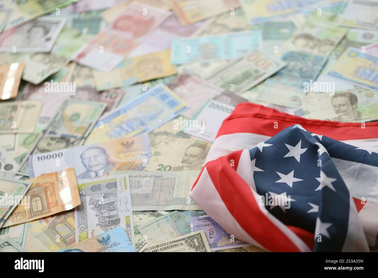 US-Flagge auf vielen Banknoten verschiedener Währungen. Hintergrund der Kriegsfinanzierung und des militärischen Unterstützungspreises für die Vereinigten Staaten von Amerika. Vereint Stockfoto