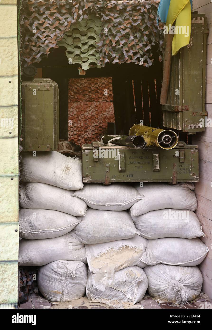 Militär, Schießen RPG Anti-Panzergranaten-Werfer. Kriegstrophäe. Militärische Vorräte schwerer Waffen. Panzerabwehrgranatenwerfer. Militär, Schießen Stockfoto Militär, Schießen RPG Anti-Panzergranaten-Werfer. Kriegstrophäe. Militärische Vorräte schwerer Waffen. Panzerabwehrgranatenwerfer. Militär, Schießen Stockfoto