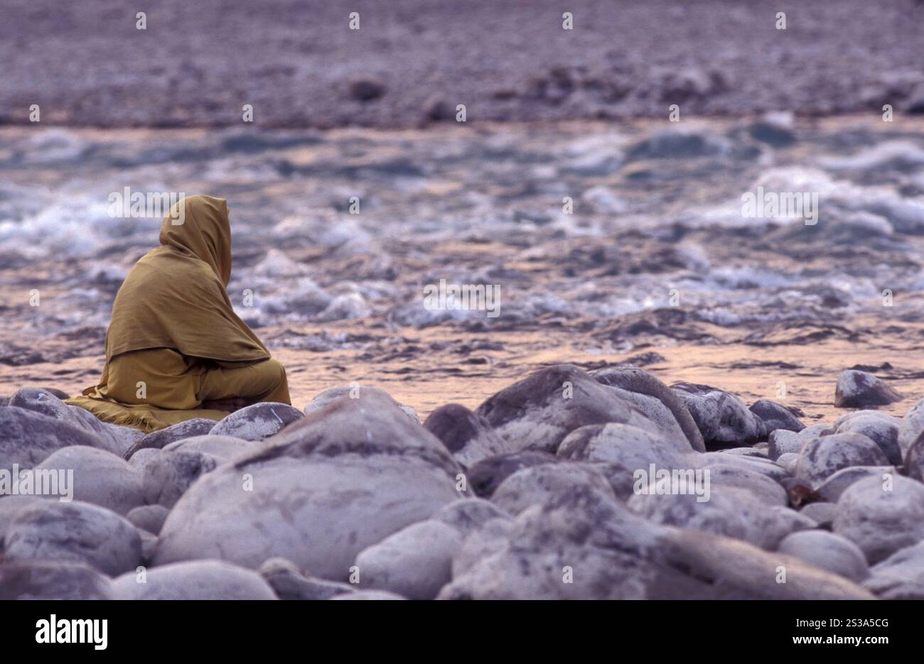 A Holy Men and Street Sadhus am Holy Ganges River in der Stadt Rishikesh in der Provinz Uttarakhand in Indien. Indien, Rishikesh, Februar, Stockfoto