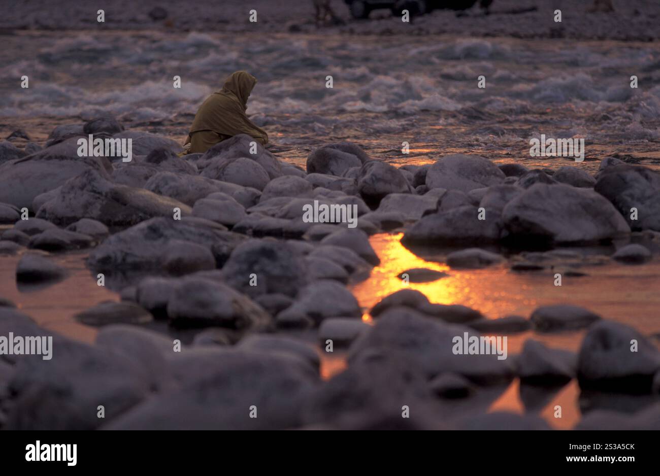 A Holy Men and Street Sadhus am Holy Ganges River in der Stadt Rishikesh in der Provinz Uttarakhand in Indien. Indien, Rishikesh, Februar, Stockfoto