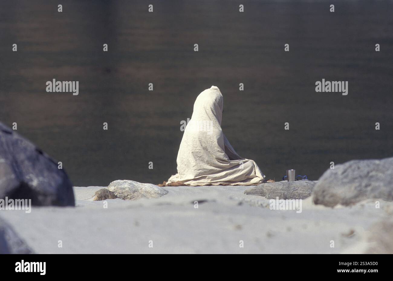 A Holy Men and Street Sadhus am Holy Ganges River in der Stadt Rishikesh in der Provinz Uttarakhand in Indien. Indien, Rishikesh, Februar, Stockfoto