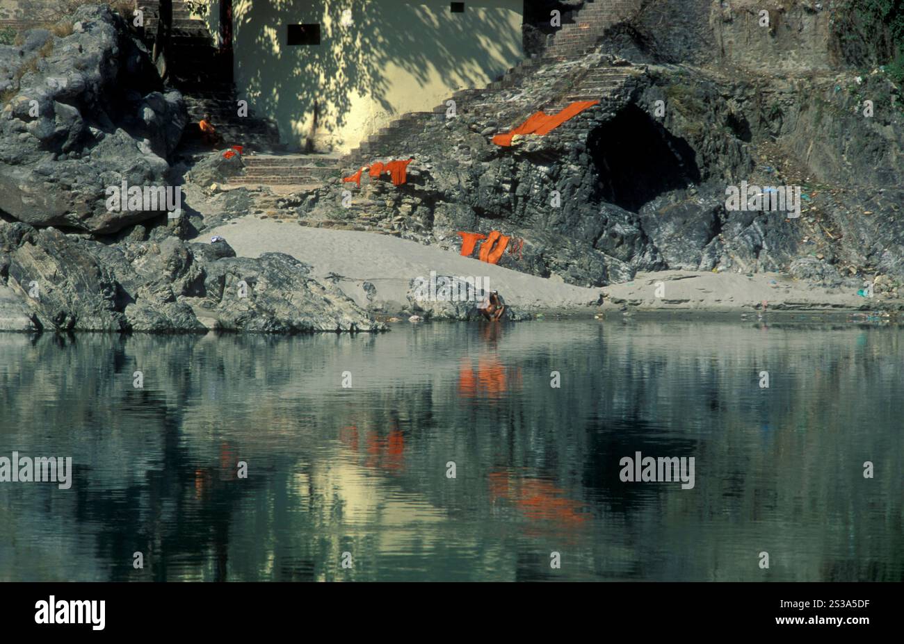 A Holy Men and Street Sadhus am Holy Ganges River in der Stadt Rishikesh in der Provinz Uttarakhand in Indien. Indien, Rishikesh, Februar, Stockfoto