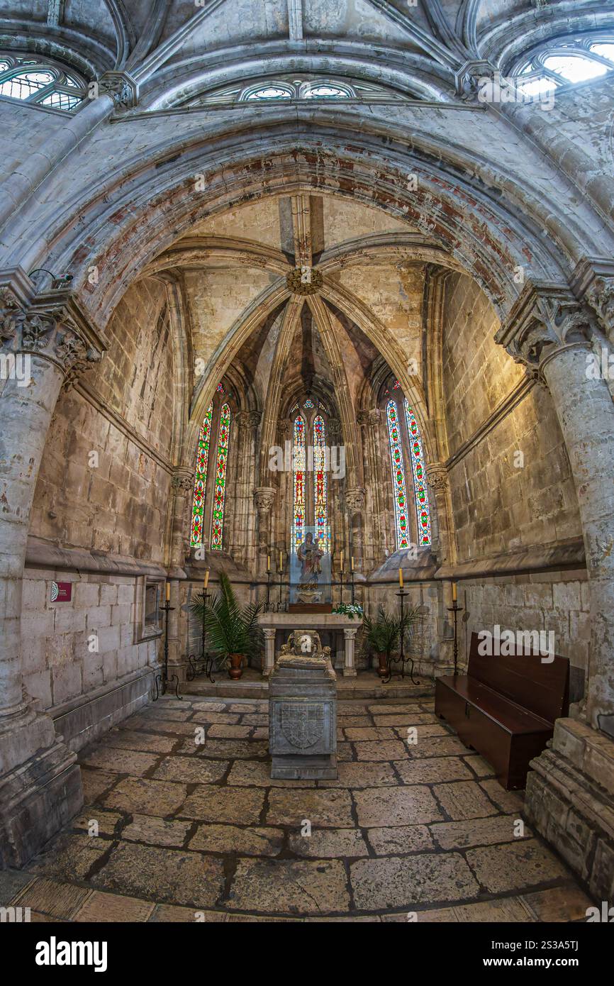 LISSABON, PORTUGAL - 8. APRIL 2024: Innere der Kathedrale von Lissabon, auch bekannt als Kathedrale Santa Maria Major oder Sé de Lisboa. Ist der älteste Chu Stockfoto