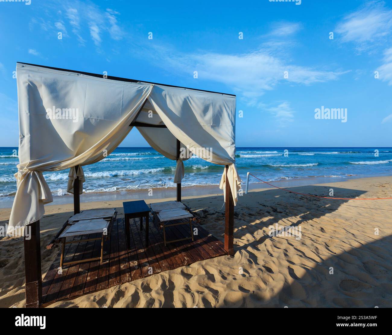 Luxuriöse Strandzelte Baldachin am Morgen Paradies weißer Sandstrand Malediven von Salento (Pescoluse, Salento, Apulien, Süditalien). Das schönste Stockfoto