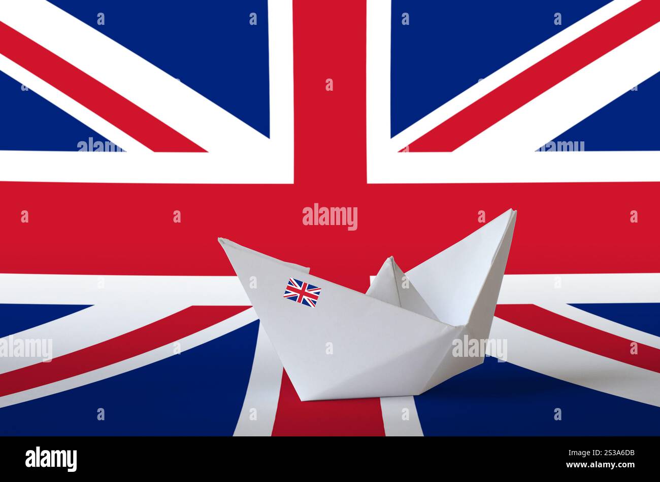 britische Flagge auf Papier Origami Schiff Nahaufnahme dargestellt. Orientalisches Handgemachtes Kunstkonzept. britische Flagge auf Papier Origami Schiff Nahaufnahme dargestellt. Stockfoto