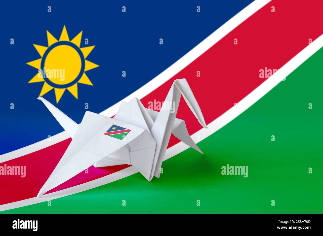 Namibia-Flagge auf Papier Origami-Kranflügel abgebildet. Orientalisches Handgemachtes Kunstkonzept. Namibia-Flagge auf Papier Origami-Kranflügel abgebildet. Handgemachte Kunst Stockfoto