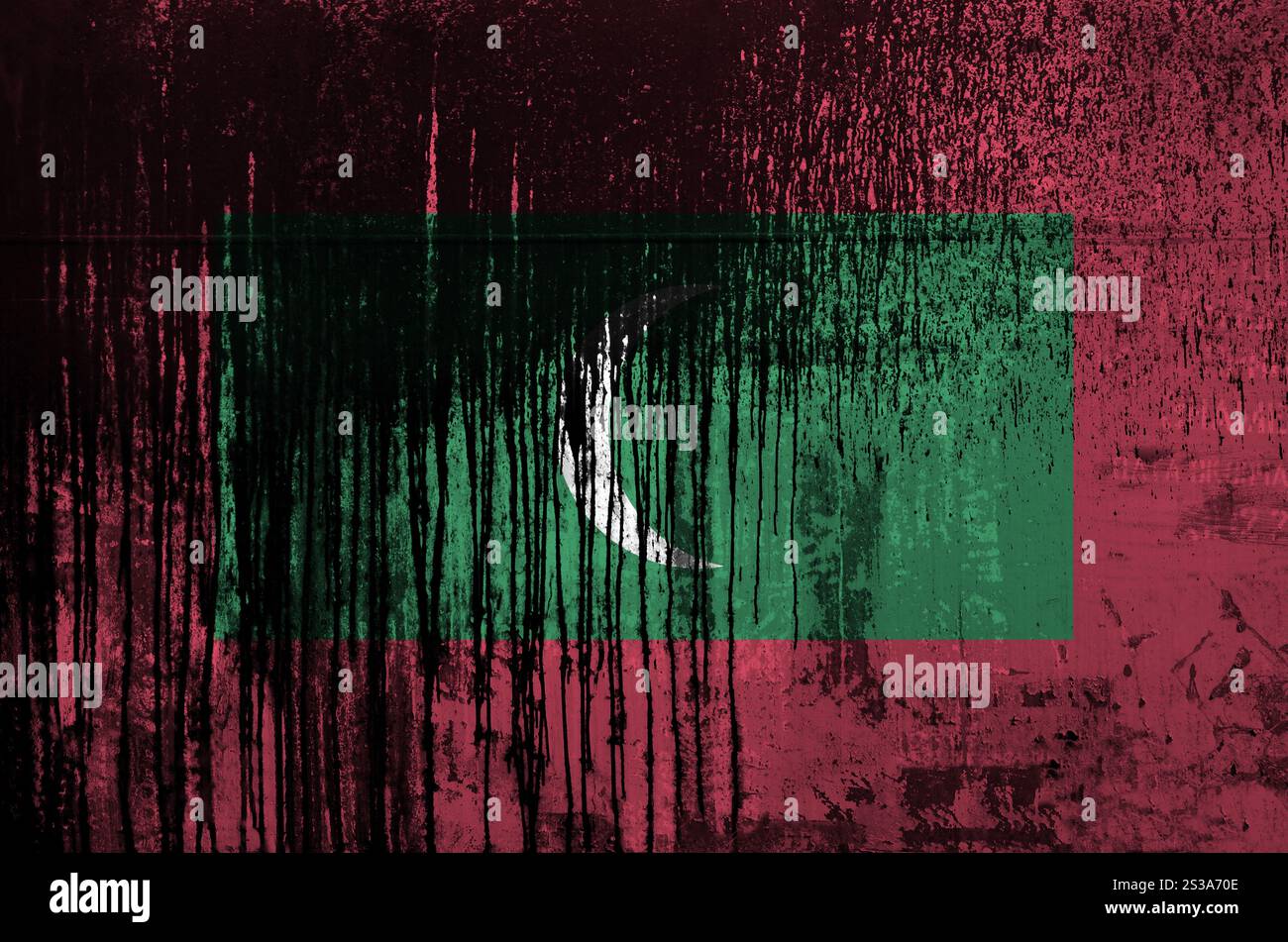 Maledivische Flagge in Malfarben auf alten und schmutzigen Ölfasswänden aus nächster Nähe dargestellt. Strukturiertes Banner auf rauem Hintergrund. Die Flagge der Malediven ist in dargestellt Stockfoto