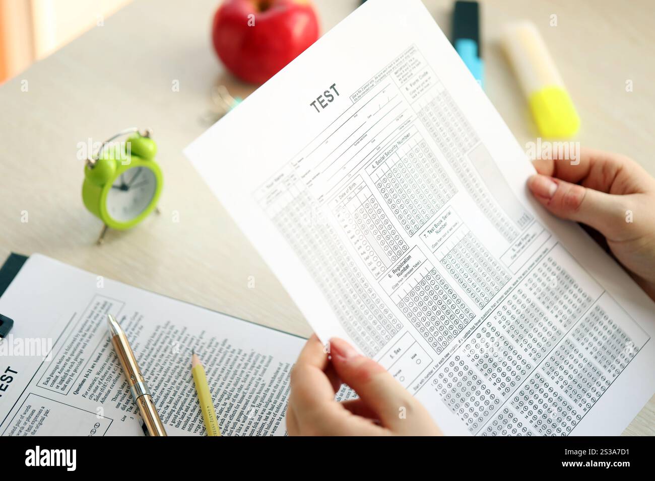 Weibliche Schülerhände testen in Übung und halten Sie Prüfung Papier Blatt mit Bleistift im Schulprüfraum, Bildungskonzept. Studentenhandprüfung Stockfoto