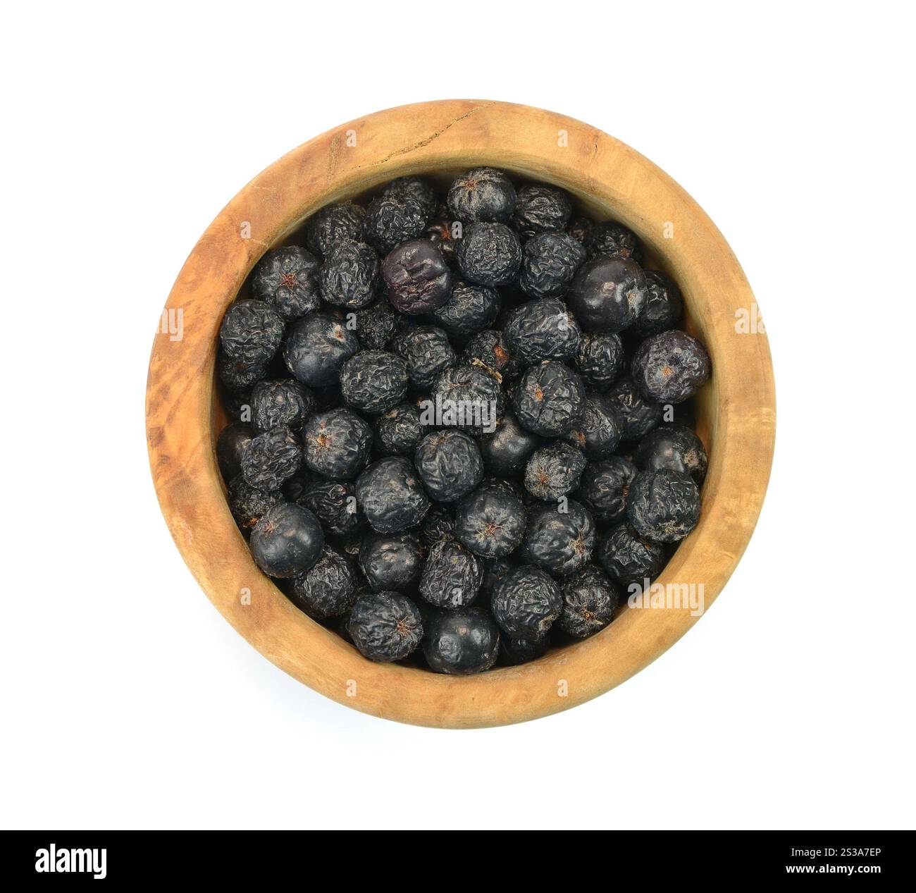 Aronia-Beeren in einer Holzschale isoliert auf weißem Hintergrund. Schwarze Aronia- oder Aronia-Beeren, isoliert auf weißem Hintergrund. Stockfoto