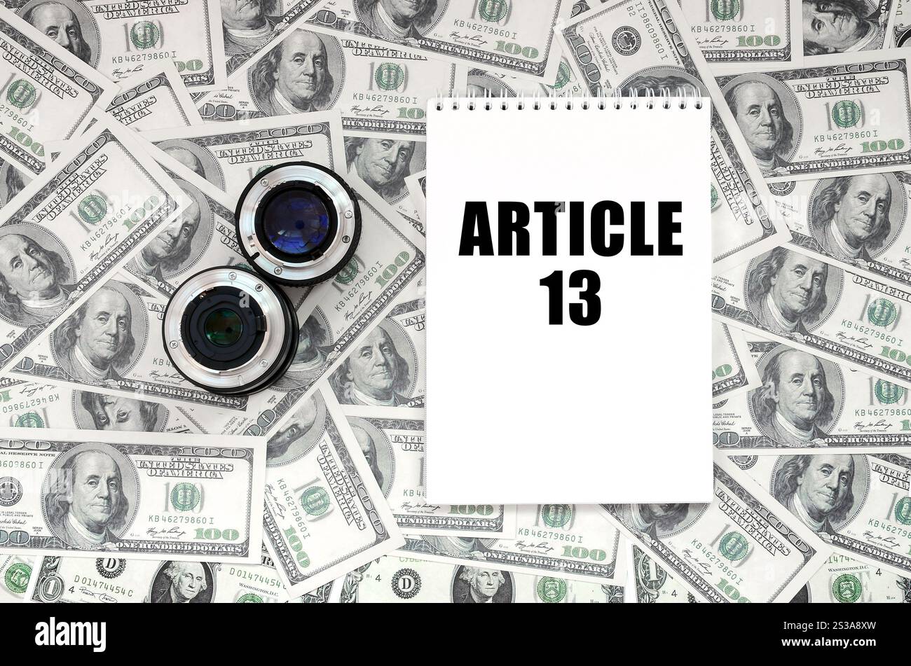 Zwei Fotolinsen und Notizbuch mit artikel 13-Aufschrift. Die europäische Urheberrechtsrichtlinie einschließlich artikel 13 wird von der europäischen union gebilligt Stockfoto