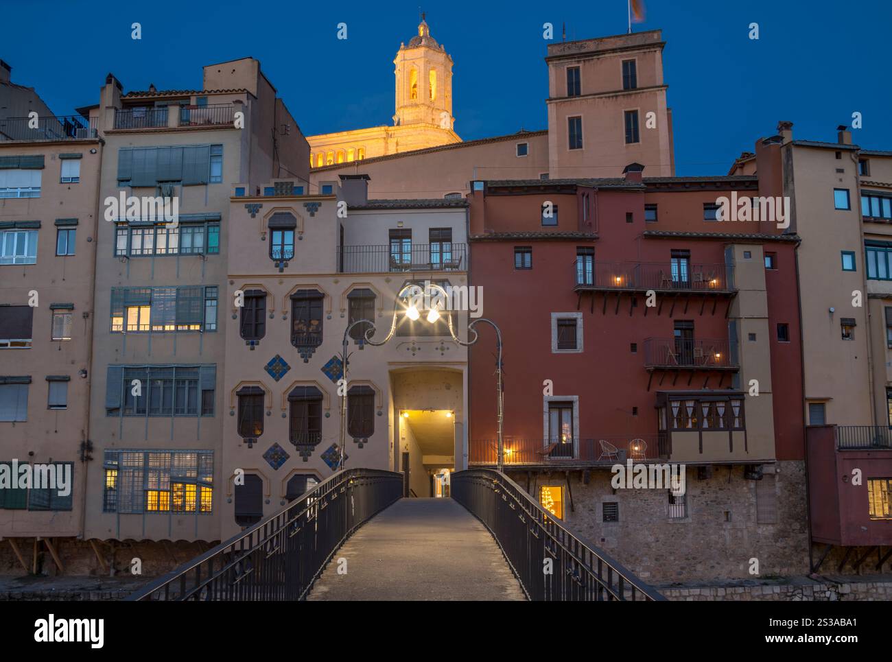 WEIHNACHTEN PONT D’EN GOMEZ O DE LA PRINCESA FUSSGÄNGERBRÜCKE CASAS PENJADES ONYAR FLUSS GIRONA STADT KATALONIEN SPANIEN Stockfoto
