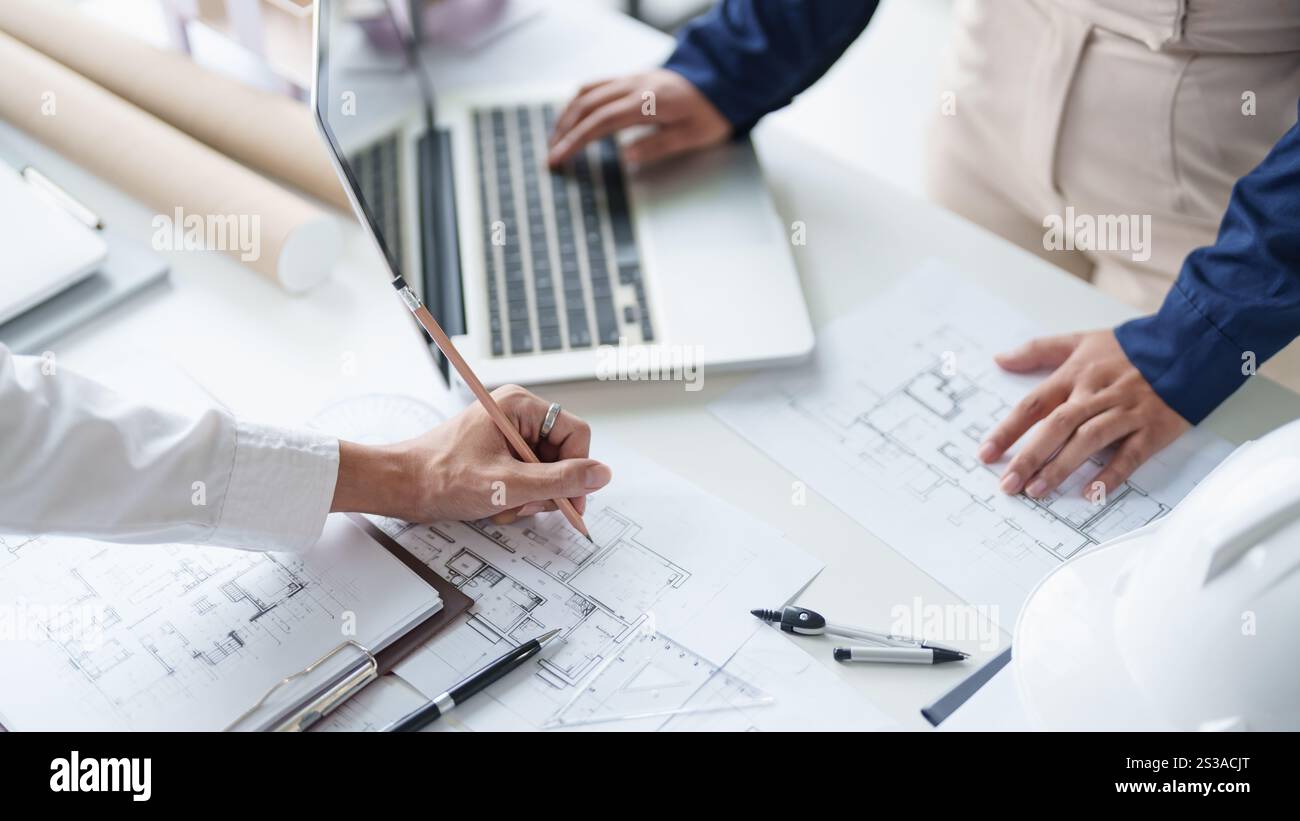 Architektur basierend auf Architekturprojekt Geschäftsarchitektur Gebäudearchitektur Kollegen Konstrukteur Planung Design auf Blueprint mit Stockfoto