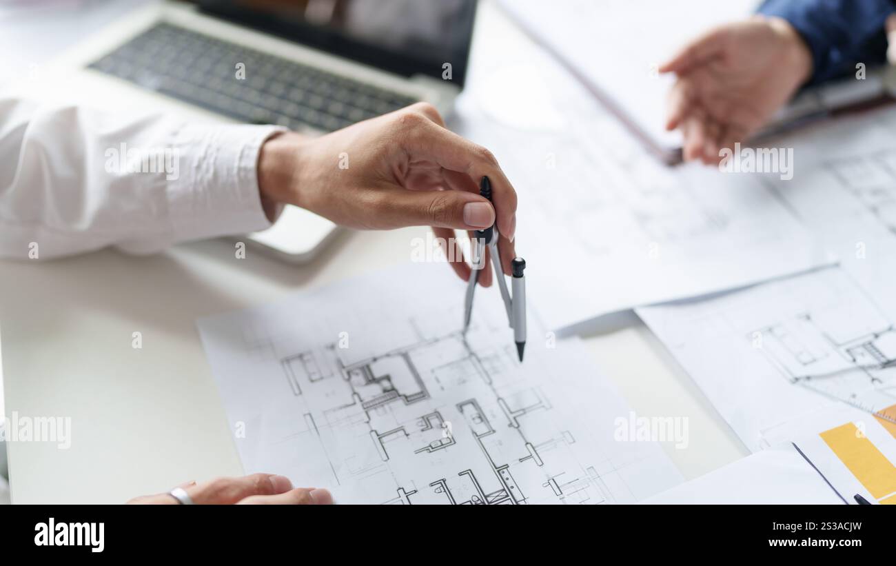 Architektur basierend auf Architekturprojekt Geschäftsarchitektur Gebäudearchitektur Kollegen Konstrukteur Planung Design auf Blueprint mit Stockfoto