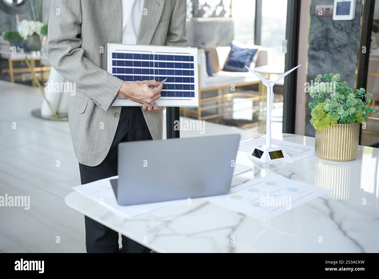 Solarpaneele grüne Energie Geschäftsmann arbeitet grün umweltfreundlich Büro Geschäft kreative Idee Planen Bio Wirtschaft für Unternehmen umweltfreundlich Stockfoto