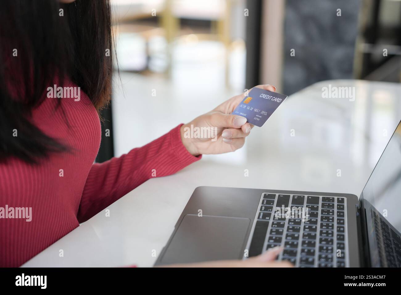 Frau, die auf einem Laptop mit Kreditkarte für Internet Online-E-Commerce-Einkaufen Geld ausgeben Online-Einkaufen Handy-Laptop-Technologie Stockfoto