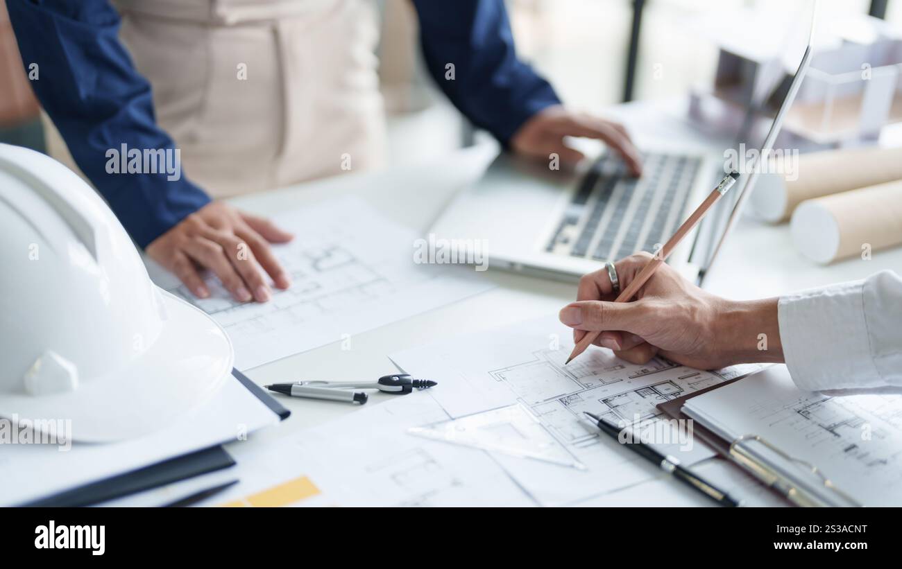 Architektur basierend auf Architekturprojekt Geschäftsarchitektur Gebäudearchitektur Kollegen Konstrukteur Planung Design auf Blueprint mit Stockfoto