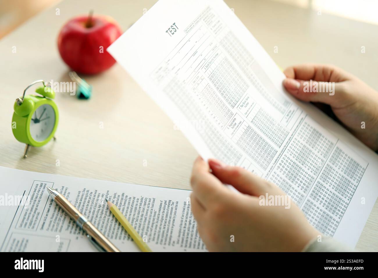 Weibliche Schülerhände testen in Übung und halten Sie Prüfung Papier Blatt mit Bleistift im Schulprüfraum, Bildungskonzept. Studentenhandprüfung Stockfoto