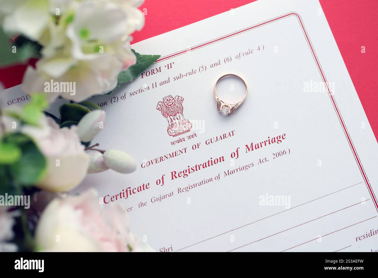 Indische Bescheinigung der Registrierung der Ehe leeres Dokument und Ehering auf dem Tisch Nahaufnahme. Indische Bescheinigung über die Registrierung der Ehe Stockfoto