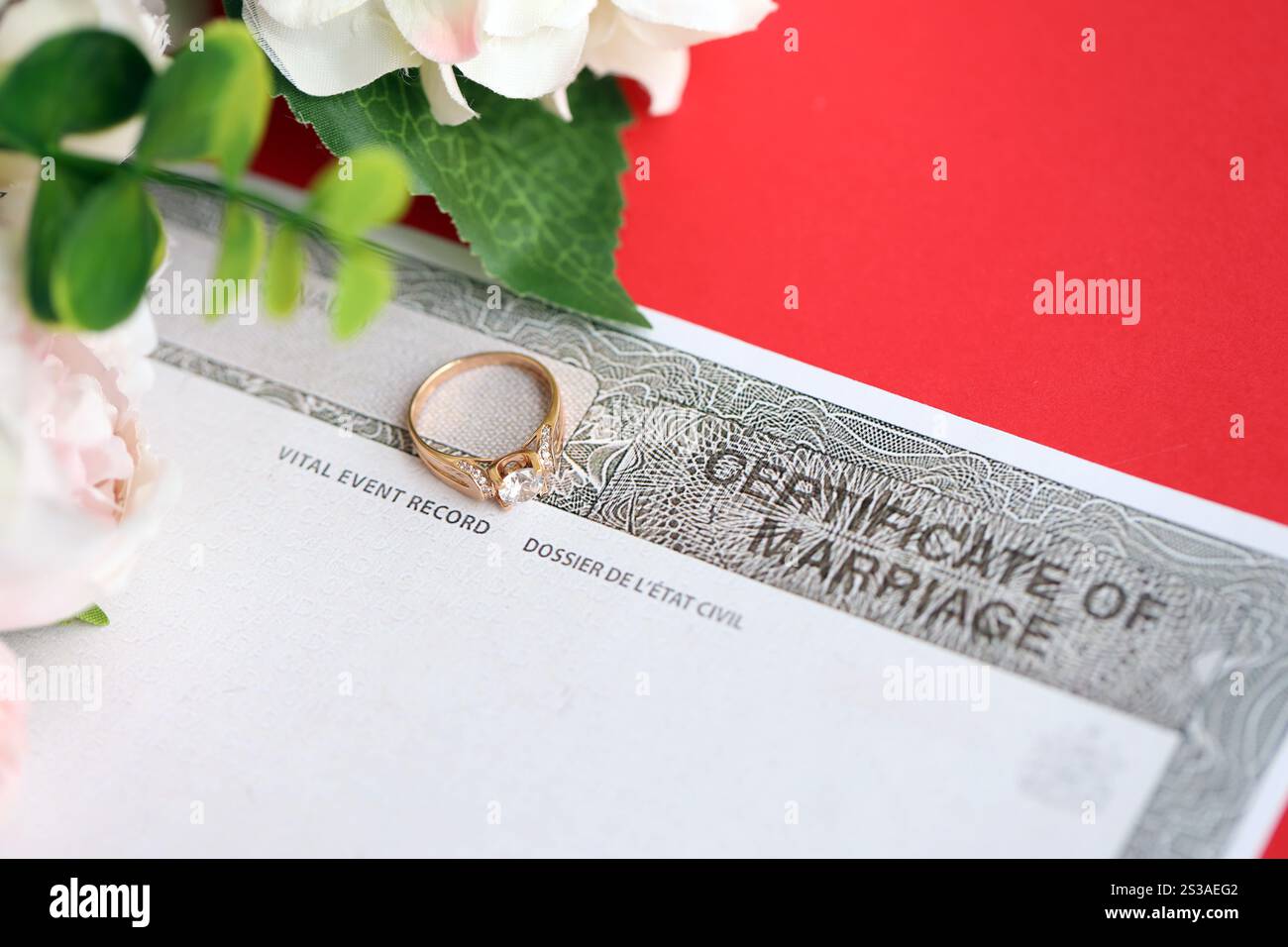Kanadische Bescheinigung über die Registrierung der Ehe Blankodokument und Ehering Nahaufnahme. Kanadische Bescheinigung über die Registrierung der Ehe leer Stockfoto