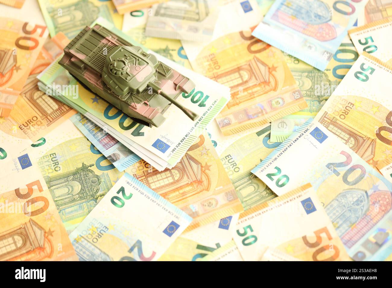 Viele Euro-Banknoten und Tanks. Viele Rechnungen von eu-Währung und grünem Tank aus der Nähe. Viele Euro-Banknoten und Tanks. Viele Rechnungen von Europäern Stockfoto
