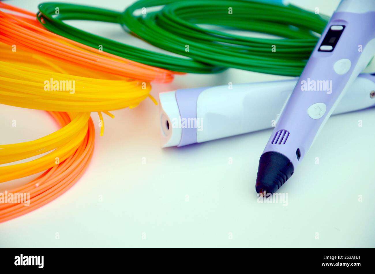 Draufsicht auf 3D-Stift und Kit mit farbenfrohen ABS-Kunststofffäden auf weißem Hintergrund. Draufsicht auf 3D-Stift und Kit mit farbenfrohen ABS-Kunststofffäden Stockfoto