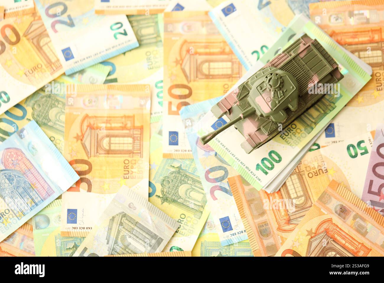 Viele Euro-Banknoten und Tanks. Viele Rechnungen von eu-Währung und grünem Tank aus der Nähe. Viele Euro-Banknoten und Tanks. Viele Rechnungen von Europäern Stockfoto