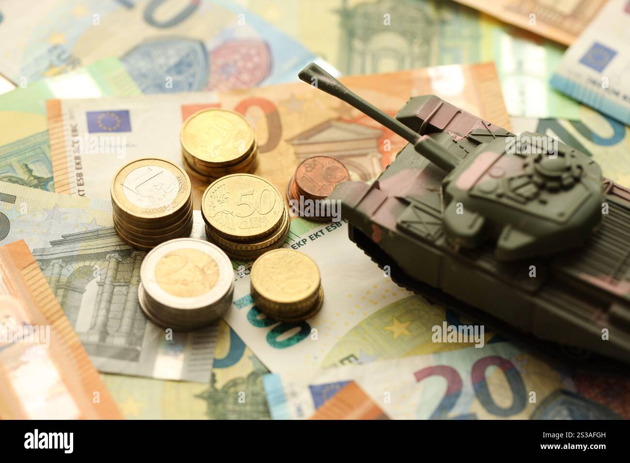 Viele Euro-Banknoten und Tanks. Viele Rechnungen von eu-Währung und grünem Tank aus der Nähe. Viele Euro-Banknoten und Tanks. Viele Rechnungen von Europäern Stockfoto