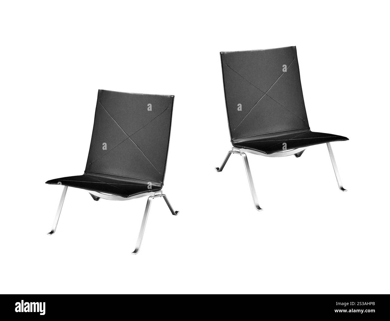 Barhocker aus glänzendem Metall und schwarzem Leder, isoliert auf weiß. Barhocker aus glänzendem Metall und schwarzem Leder Stockfoto