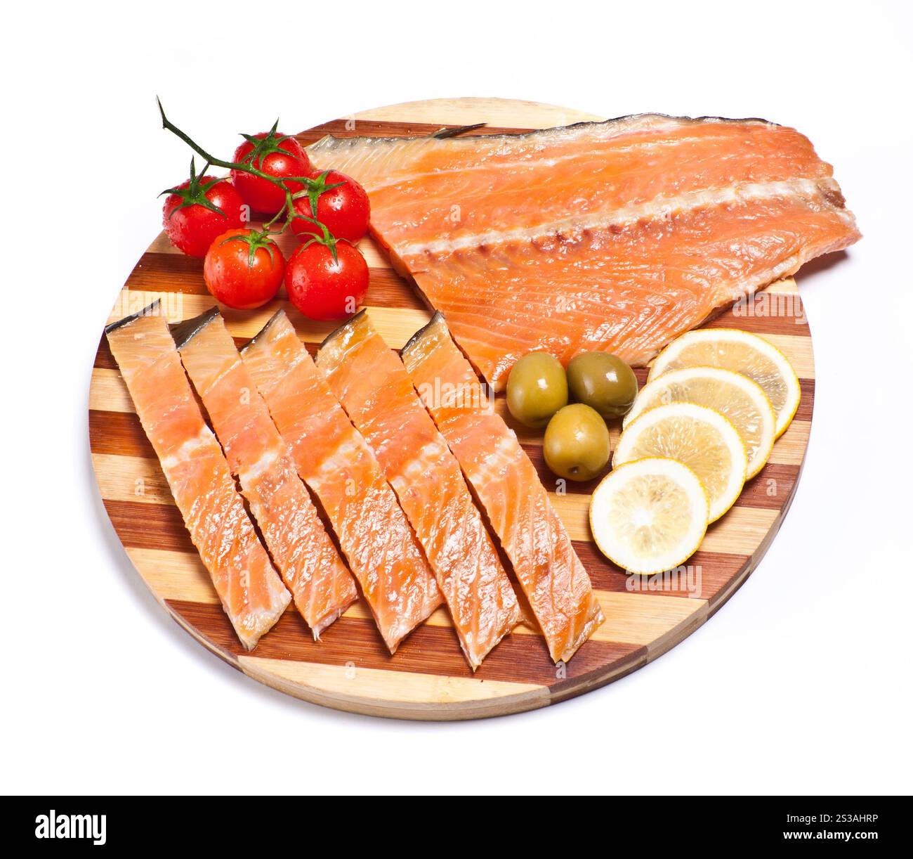 Frisches rotes Fischfilet auf Teller mit Gemüse isoliert auf weißem Hintergrund. Frisches rotes Fischfilet auf Teller mit Gemüse Stockfoto