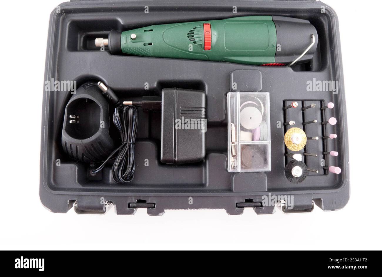 Batteriebohrer in einem Gehäuse isoliert auf weißem Hintergrund. Batteriebohrer in einem isolierten Gehäuse Stockfoto