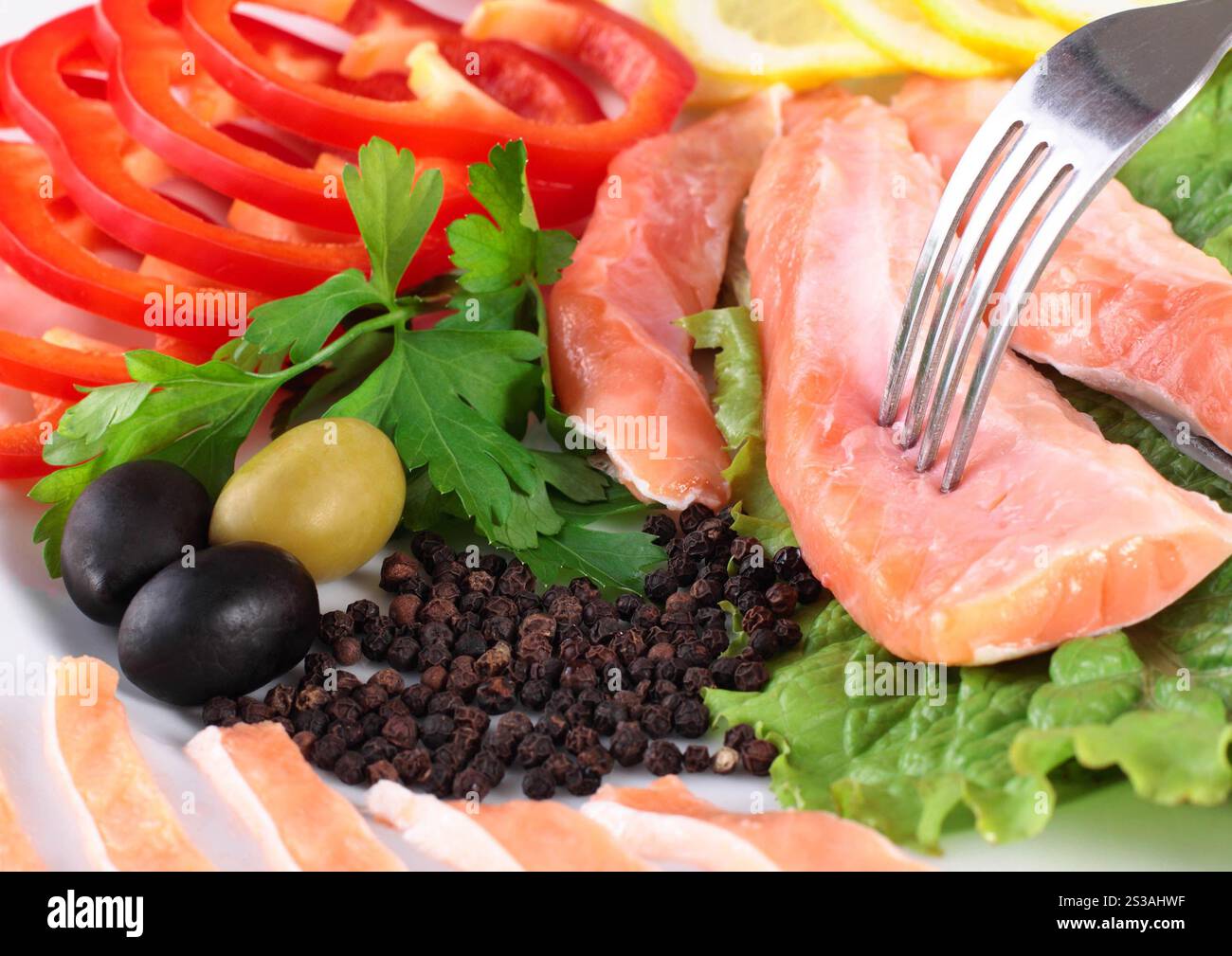 Fisch mit frischem Gemüse aus nächster Nähe. Fisch mit frischem Gemüse Stockfoto