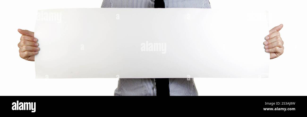 Menschliche Hände halten leere Werbekarte isoliert. Menschliche Hände, die eine leere Werbekarte halten Stockfoto